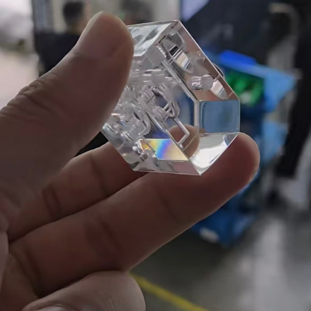 Square diffusion bonded acrylic microfluidic chip with fine channel network and polished beveled edges